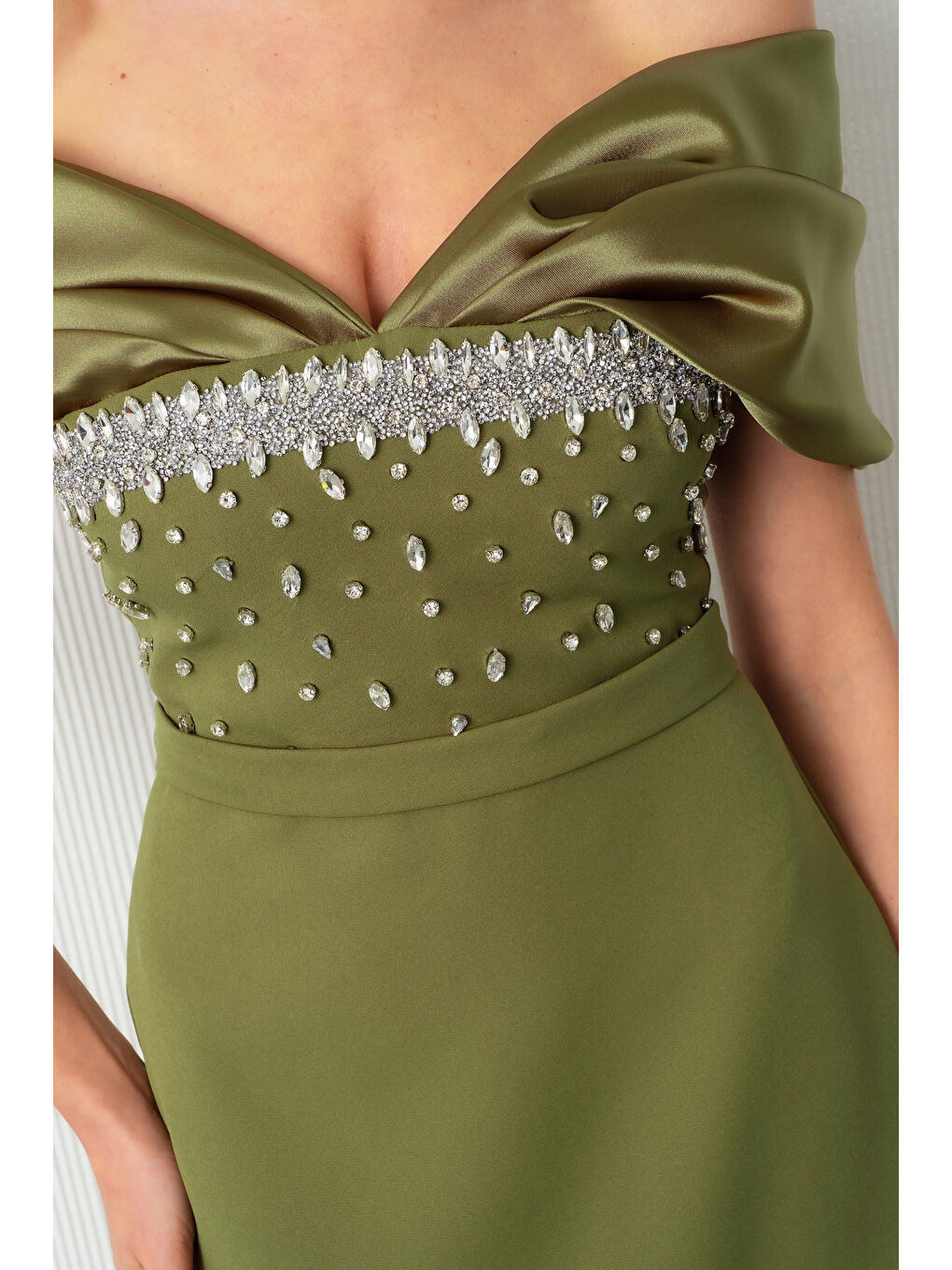 Kadın Haki Kayık Yaka Göğsü Taşlı Uzun Abiye Elbise-3