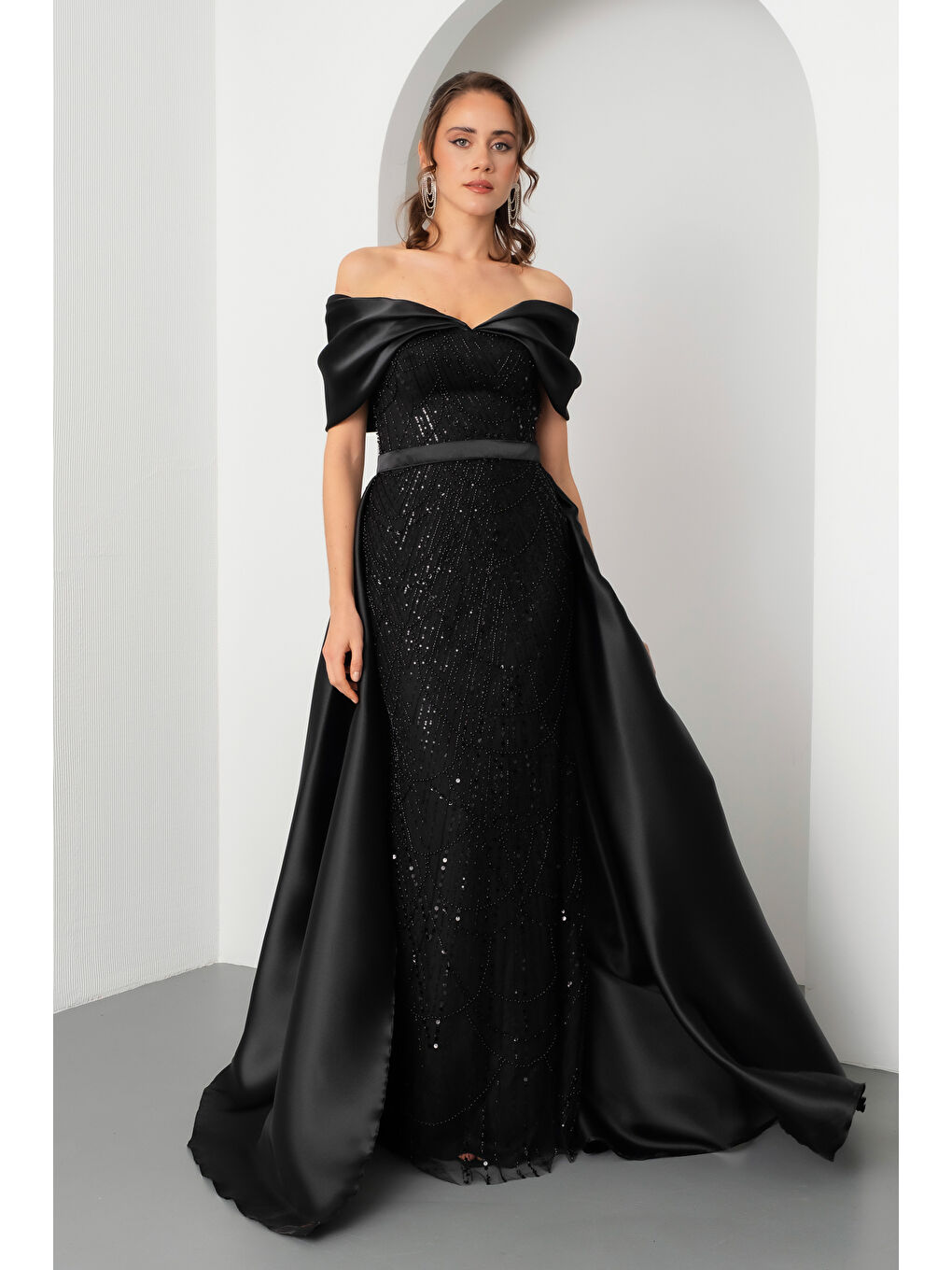 Kadın Siyah Kayık Yaka Kuyruklu Uzun Abiye Elbise