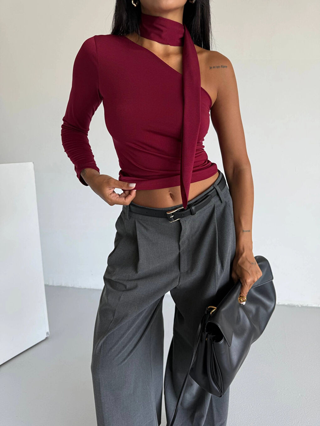 Kadın Bordo Fularlı Sandy Kumaş Asimetrik Kesim Bluz HZL25S-FRY123371