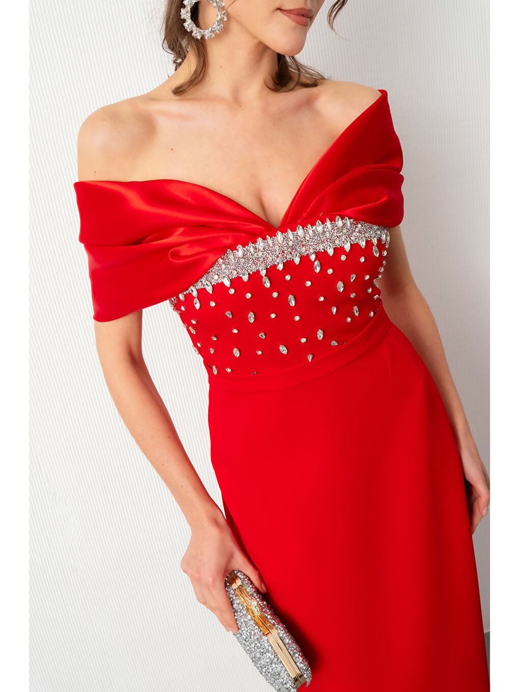 Kadın Kırmızı Kayık Yaka Göğsü Taşlı Uzun Abiye Elbise-4