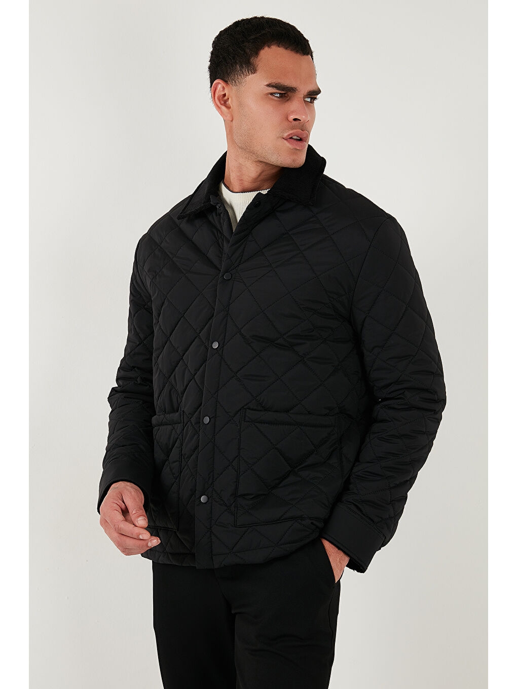 Siyah Kapitoneli Regular Fit Kadife Detaylı Mont 497LEROY-4