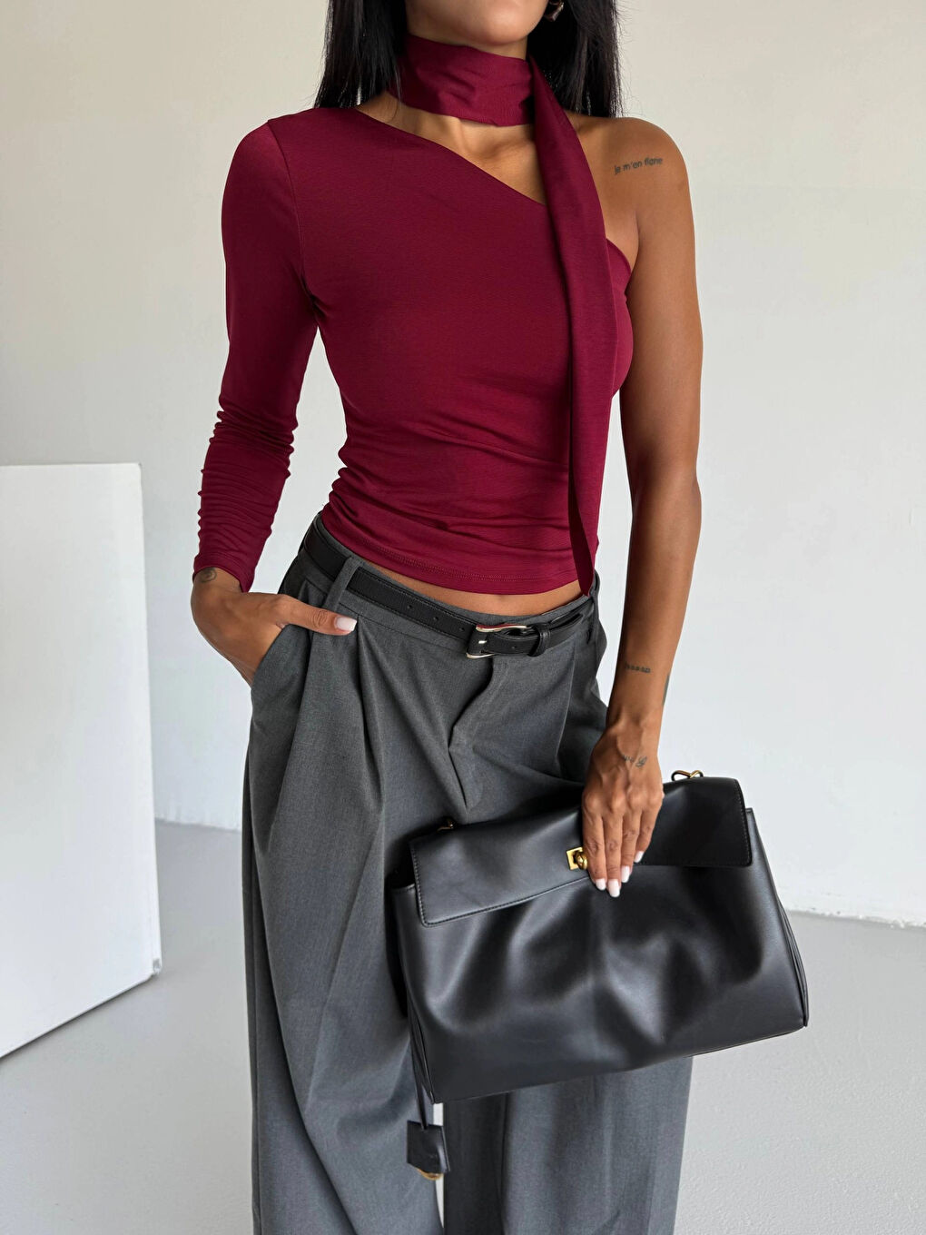 Kadın Bordo Fularlı Sandy Kumaş Asimetrik Kesim Bluz HZL25S-FRY123371-1