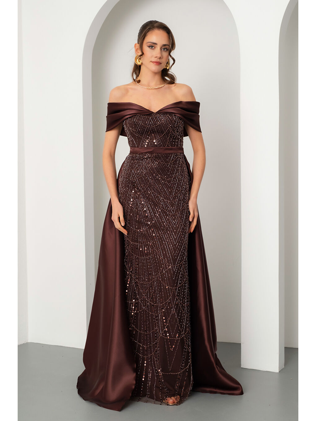 Kadın Kahverengi Kayık Yaka Kuyruklu Uzun Abiye Elbise-1