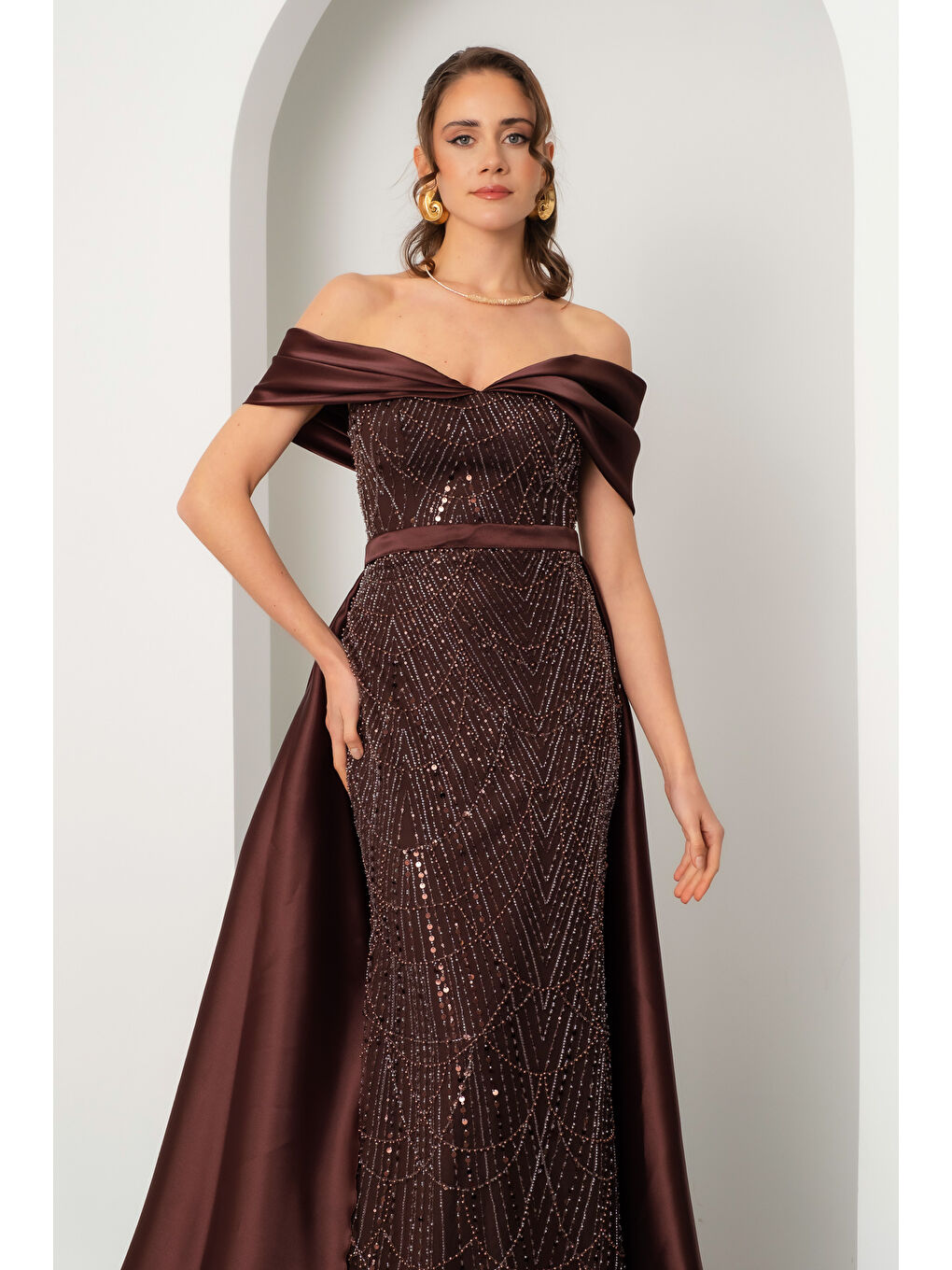 Kadın Kahverengi Kayık Yaka Kuyruklu Uzun Abiye Elbise-2