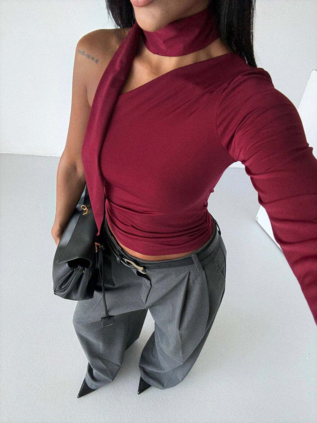 Kadın Bordo Fularlı Sandy Kumaş Asimetrik Kesim Bluz HZL25S-FRY123371-3