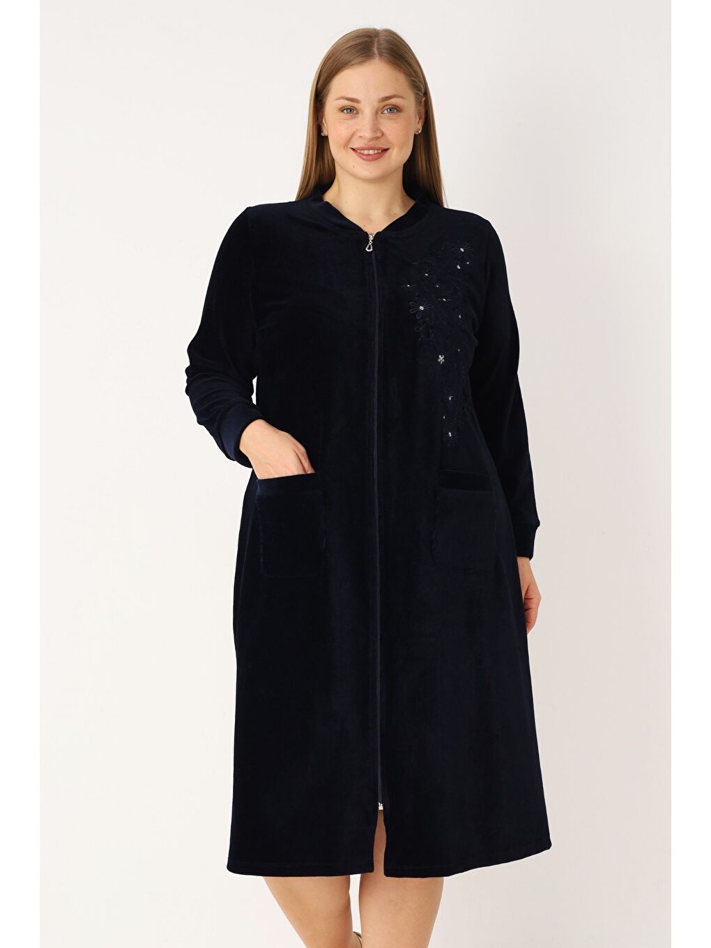 Lacivert Nakış Ve Taş Detaylı Pamuklu Kadife Fermuarlı Uzun Kollu Kadın Büyük Beden Elbise