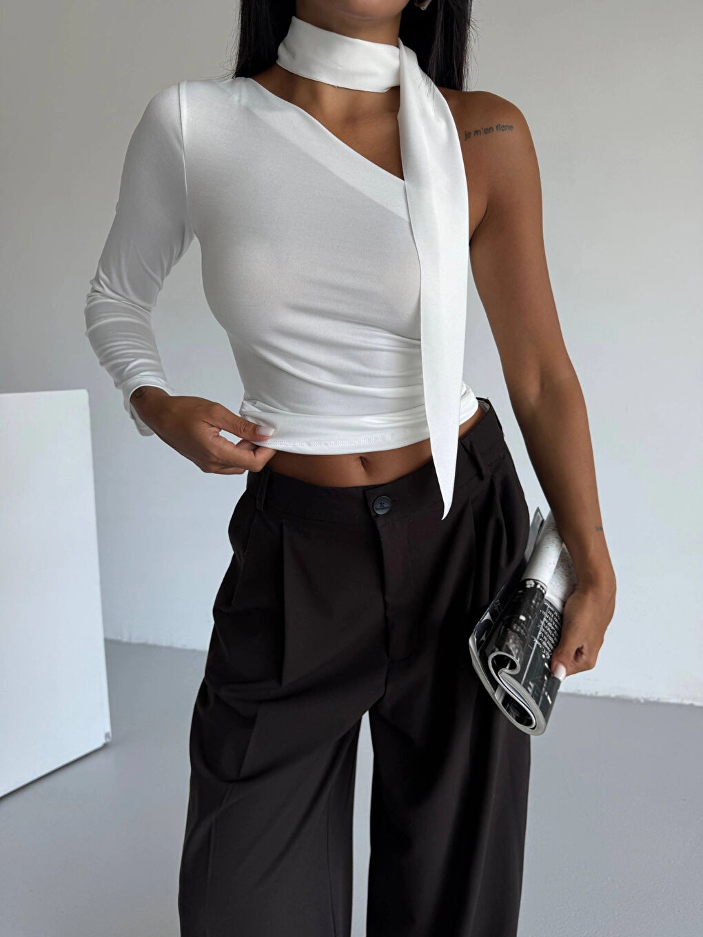 Kadın Beyaz Fularlı Sandy Kumaş Asimetrik Kesim Bluz HZL25S-FRY123371-2