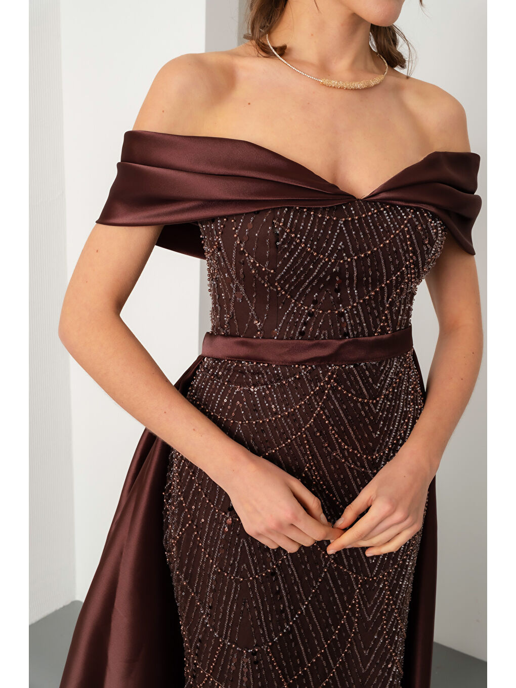 Kadın Kahverengi Kayık Yaka Kuyruklu Uzun Abiye Elbise-4