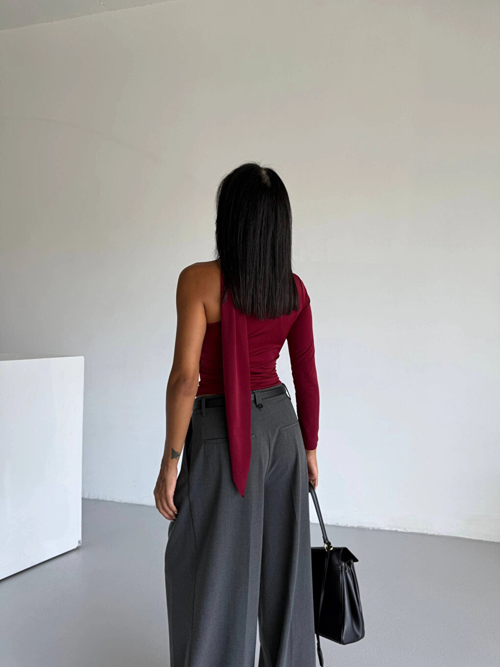 Kadın Bordo Fularlı Sandy Kumaş Asimetrik Kesim Bluz HZL25S-FRY123371-4