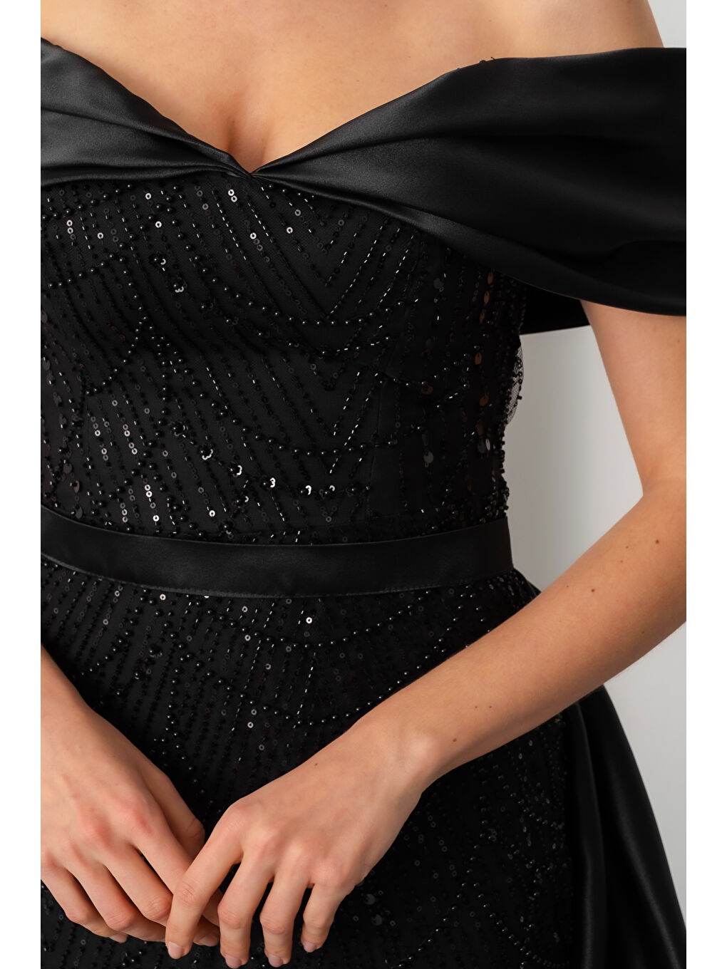 Kadın Siyah Kayık Yaka Kuyruklu Uzun Abiye Elbise-3