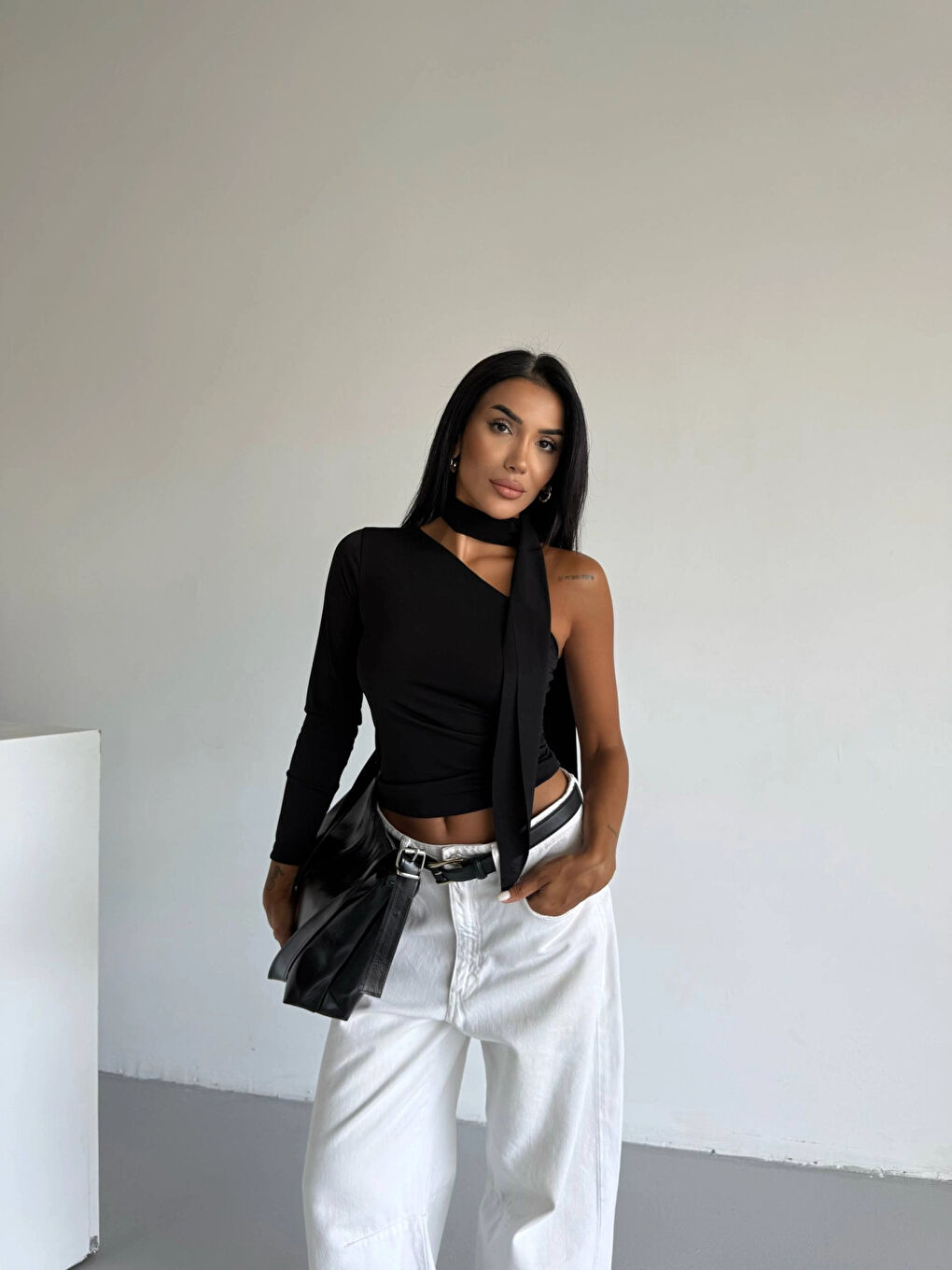 Kadın Siyah Fularlı Sandy Kumaş Asimetrik Kesim Bluz HZL25S-FRY123371-1