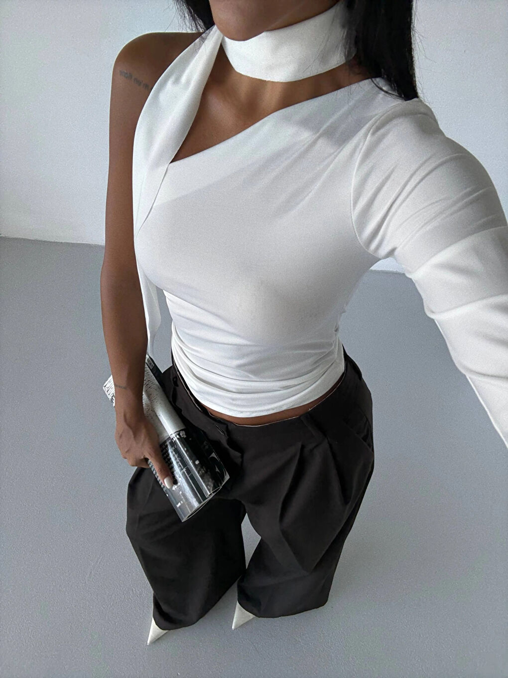 Kadın Beyaz Fularlı Sandy Kumaş Asimetrik Kesim Bluz HZL25S-FRY123371-3