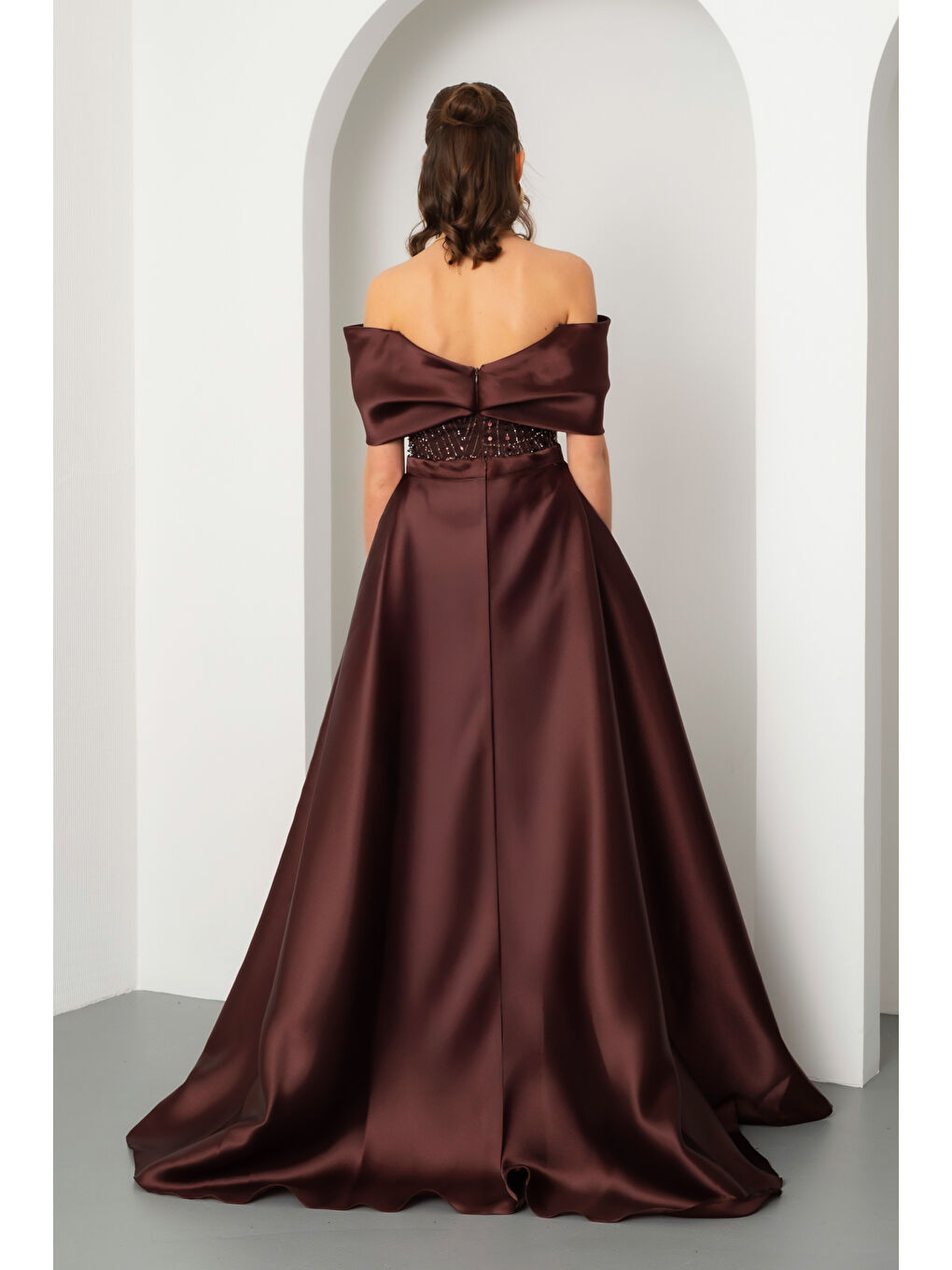 Kadın Kahverengi Kayık Yaka Kuyruklu Uzun Abiye Elbise-5
