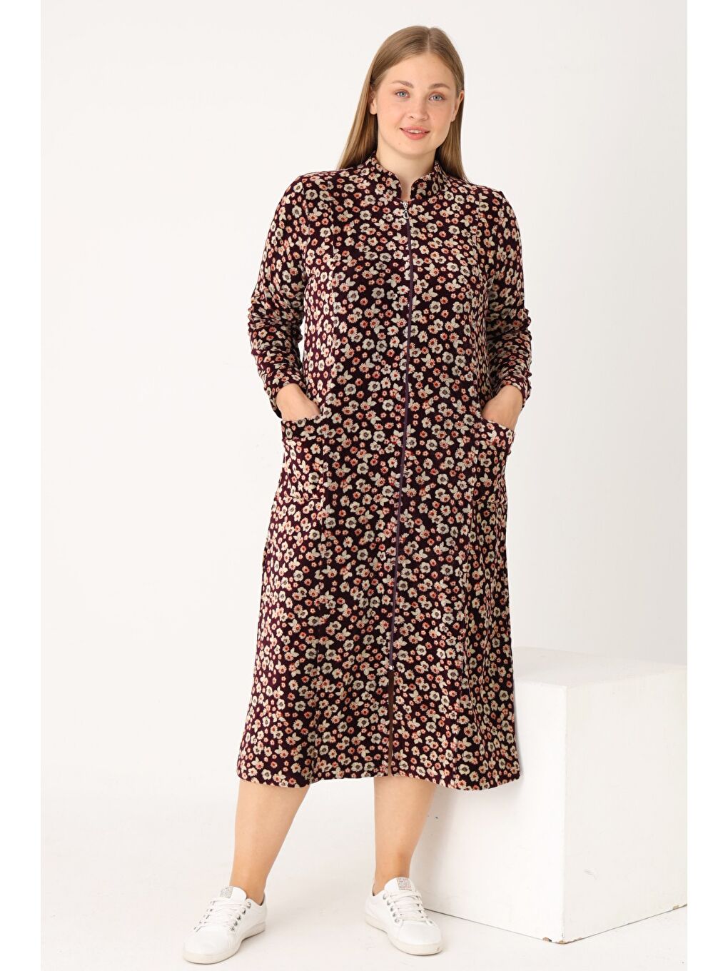 Bordo Çiçek Desenli Boydan Fermuarlı Cepli Pamuklu Kadife Hakim Maxi Boy Yaka Büyük Beden Elbise-1