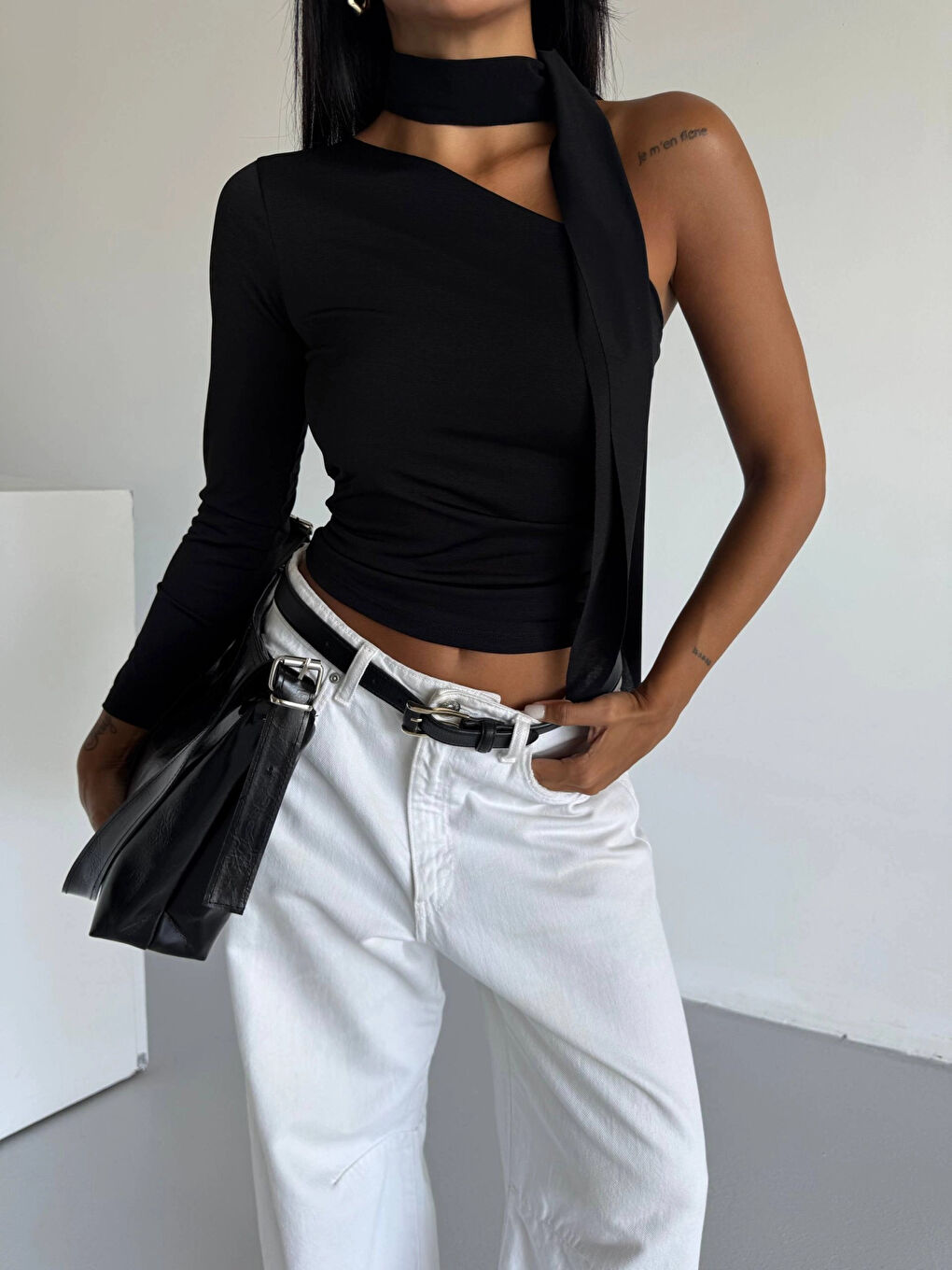 Kadın Siyah Fularlı Sandy Kumaş Asimetrik Kesim Bluz HZL25S-FRY123371-2