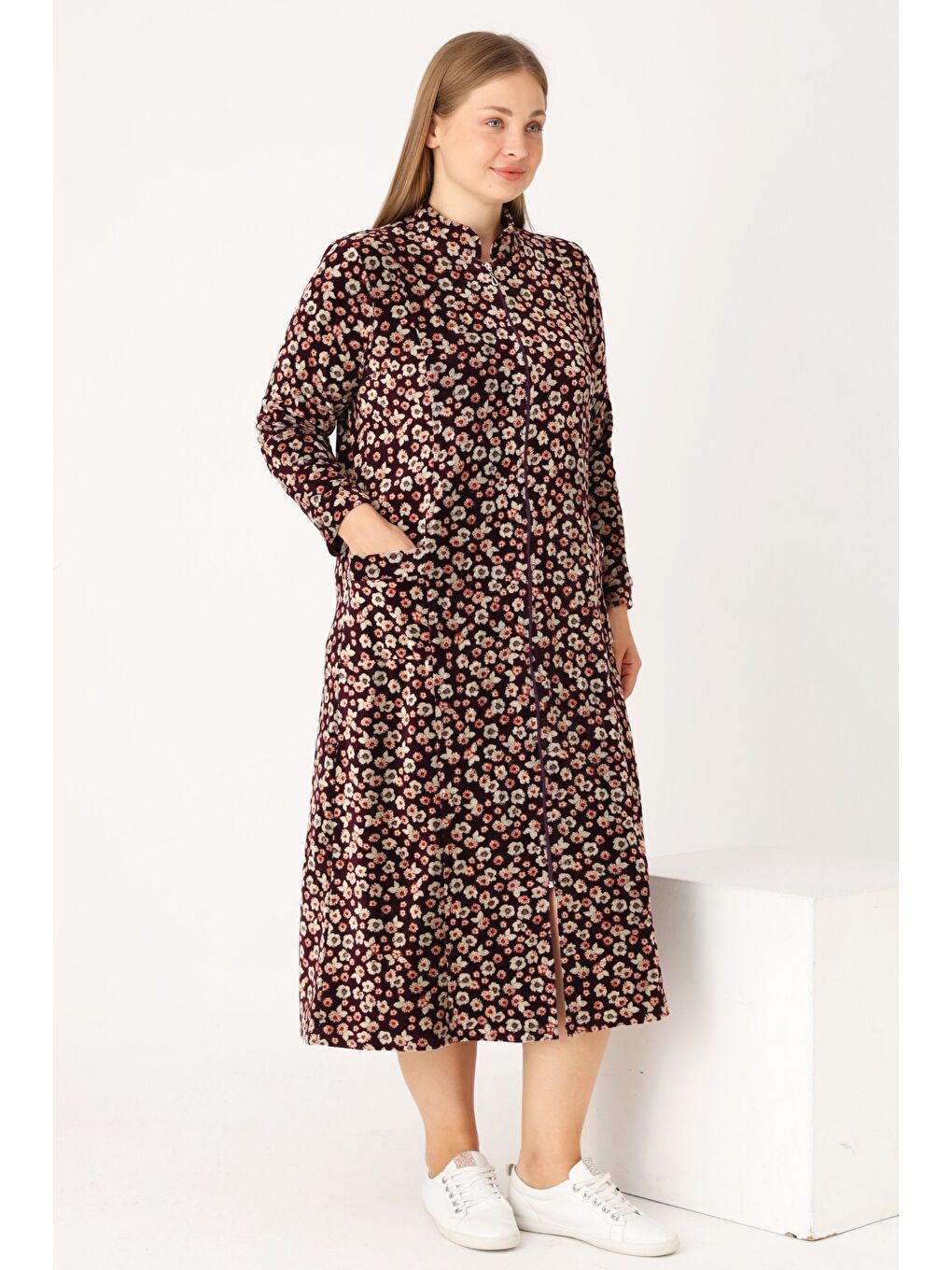 Bordo Çiçek Desenli Boydan Fermuarlı Cepli Pamuklu Kadife Hakim Maxi Boy Yaka Büyük Beden Elbise-3