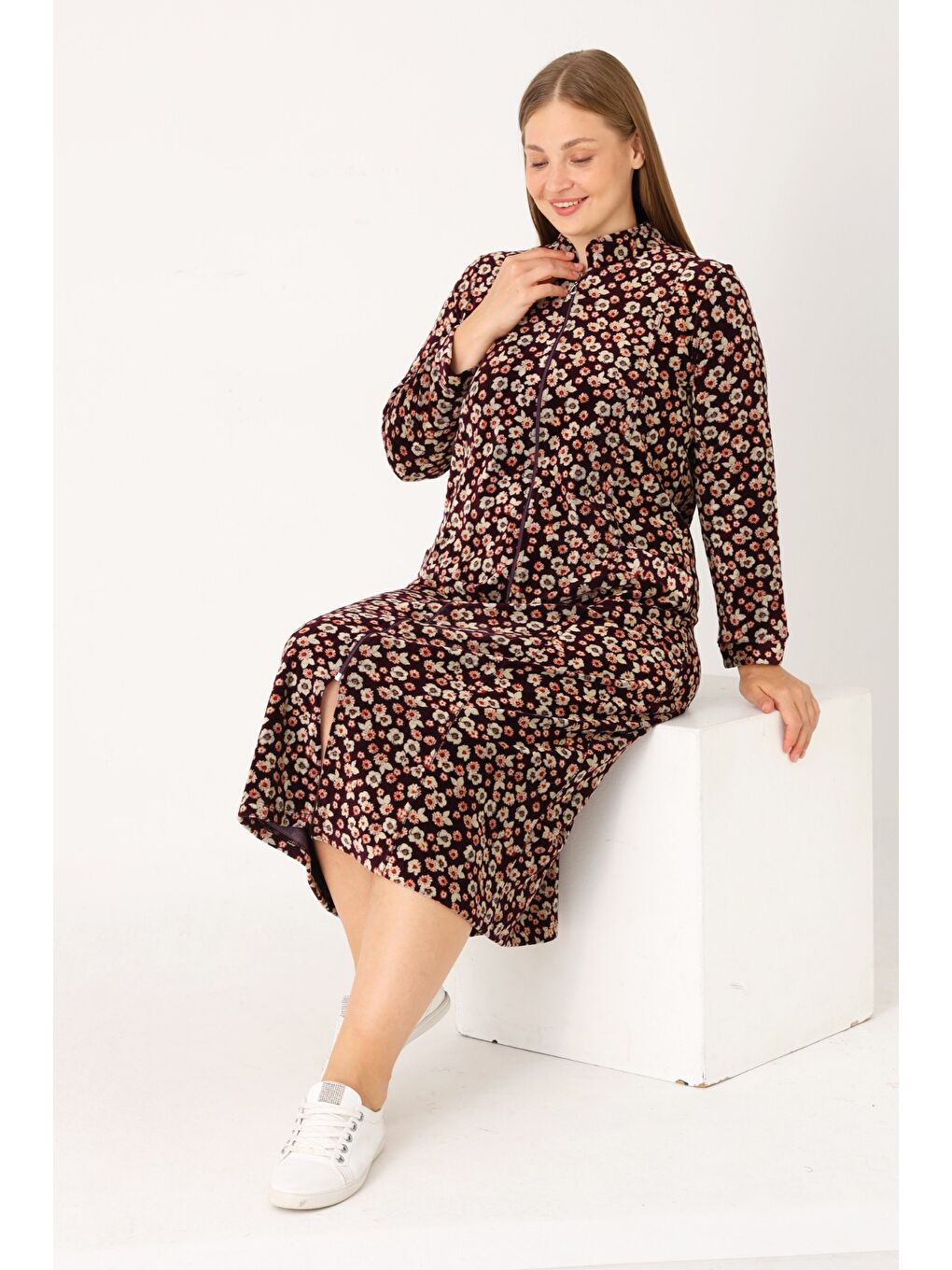 Bordo Çiçek Desenli Boydan Fermuarlı Cepli Pamuklu Kadife Hakim Maxi Boy Yaka Büyük Beden Elbise-4