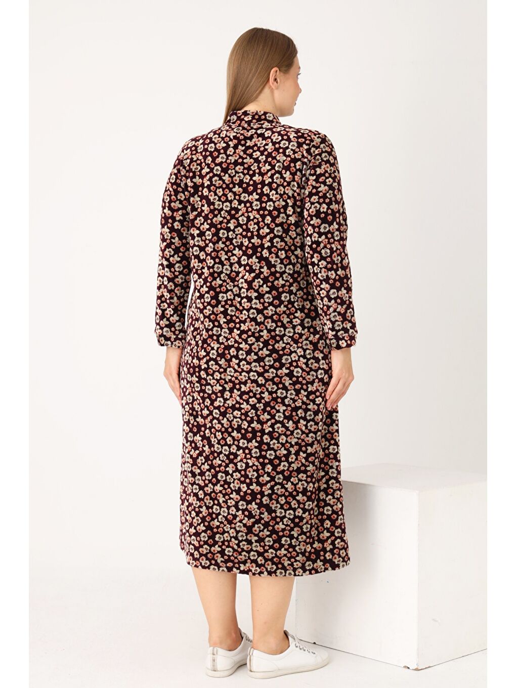 Bordo Çiçek Desenli Boydan Fermuarlı Cepli Pamuklu Kadife Hakim Maxi Boy Yaka Büyük Beden Elbise-6