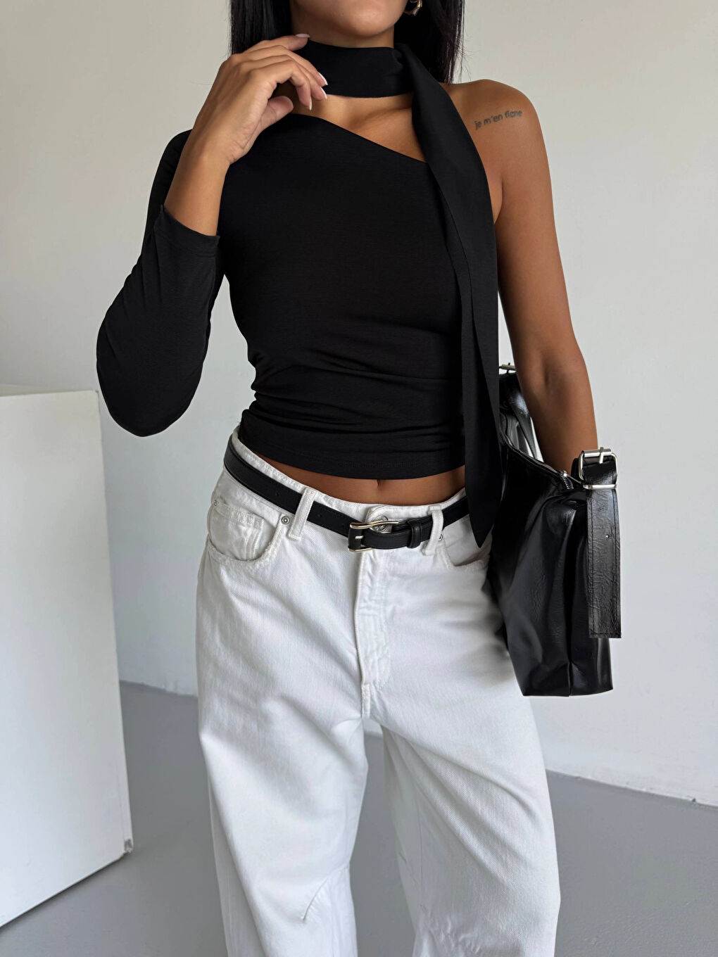 Kadın Siyah Fularlı Sandy Kumaş Asimetrik Kesim Bluz HZL25S-FRY123371-3