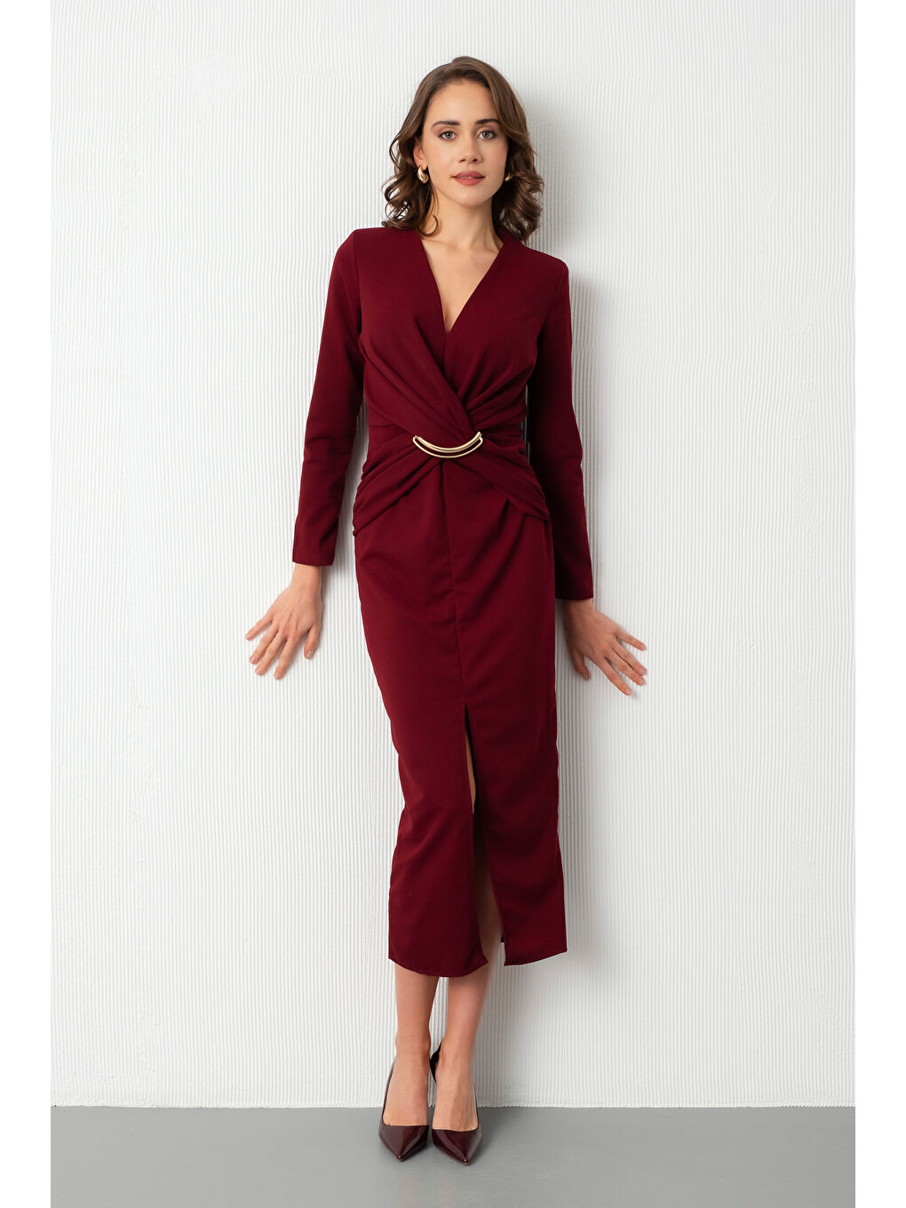 Kadın Bordo V Yaka Aksesuar Detay Yırtmaçlı Midi Davet Elbisesi