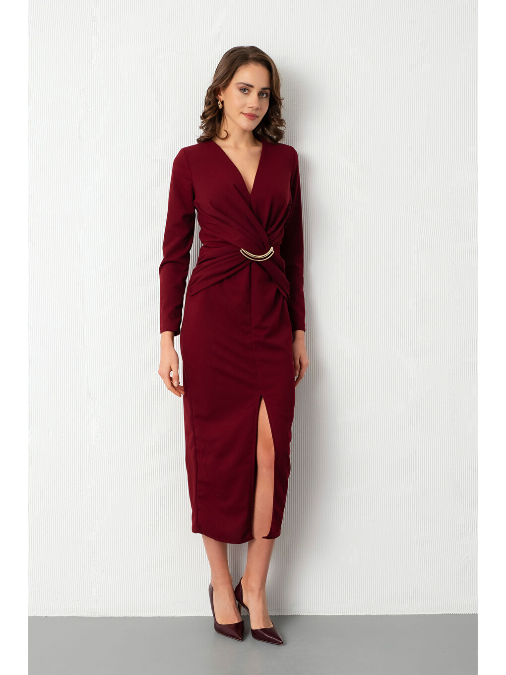 Kadın Bordo V Yaka Aksesuar Detay Yırtmaçlı Midi Davet Elbisesi-1