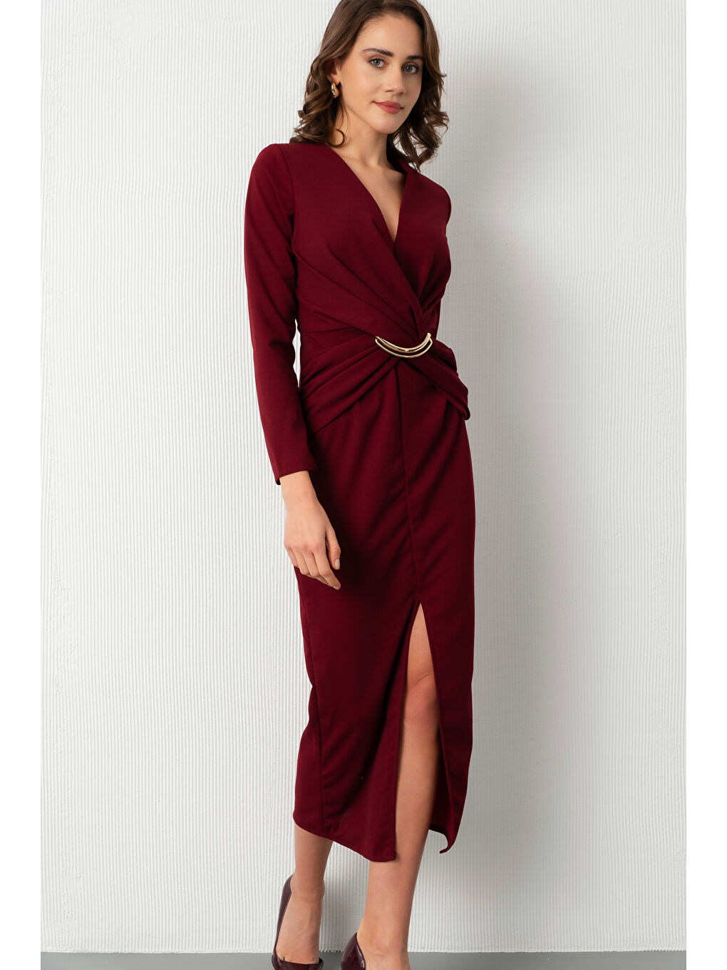 Kadın Bordo V Yaka Aksesuar Detay Yırtmaçlı Midi Davet Elbisesi-2