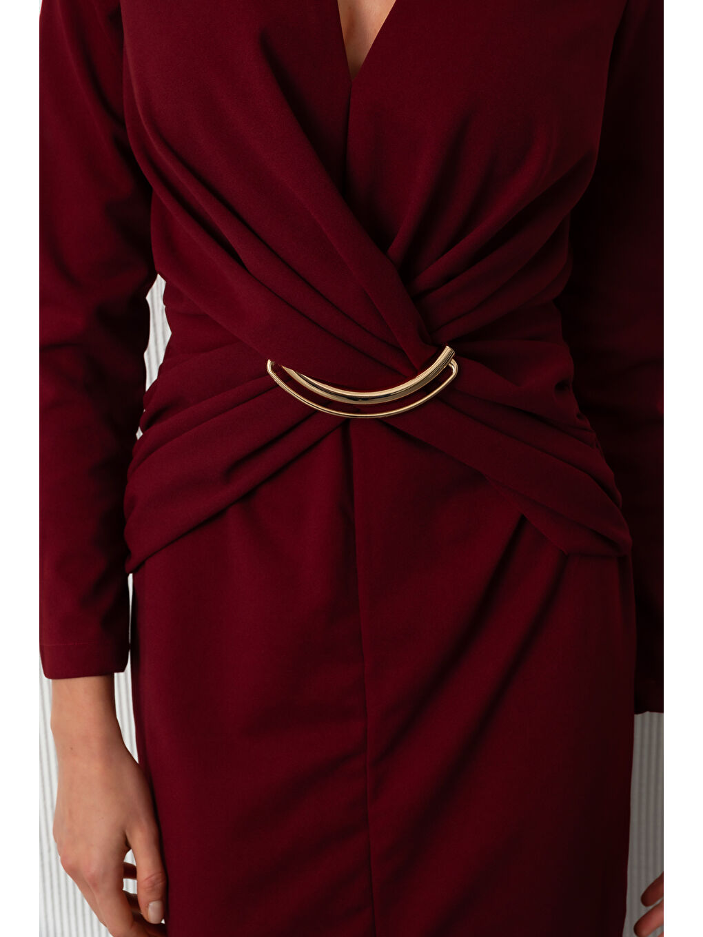 Kadın Bordo V Yaka Aksesuar Detay Yırtmaçlı Midi Davet Elbisesi-3