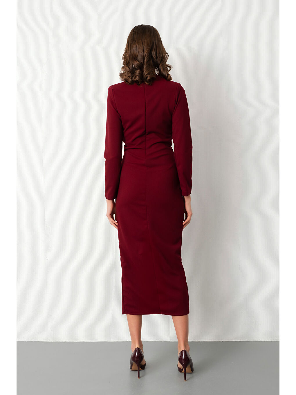 Kadın Bordo V Yaka Aksesuar Detay Yırtmaçlı Midi Davet Elbisesi-5