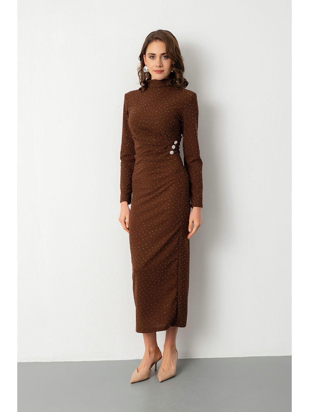 Kadın Kahverengi Dik Yaka Taş Aksesuar Detay Midi Davet Elbisesi