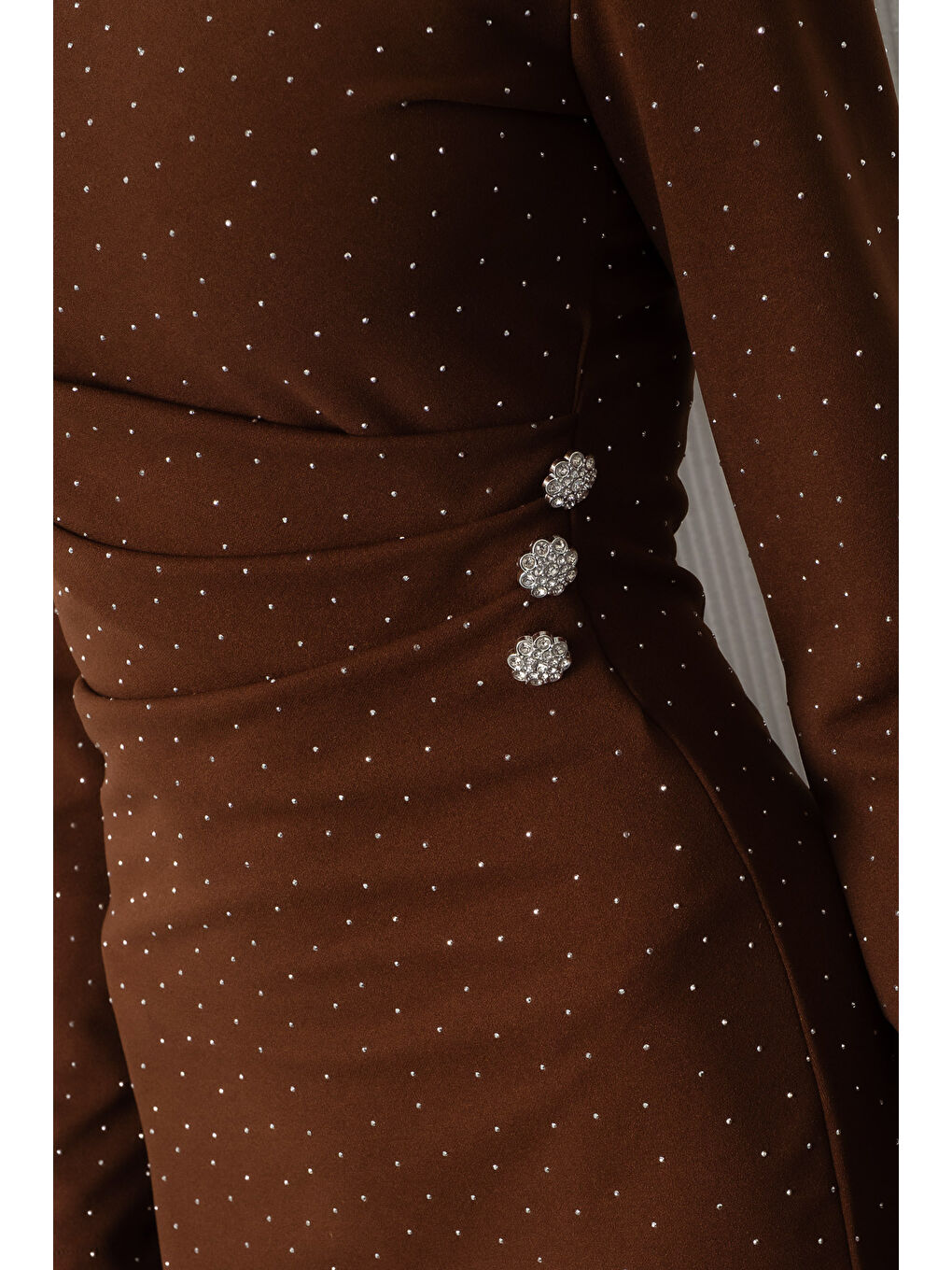 Kadın Kahverengi Dik Yaka Taş Aksesuar Detay Midi Davet Elbisesi-3