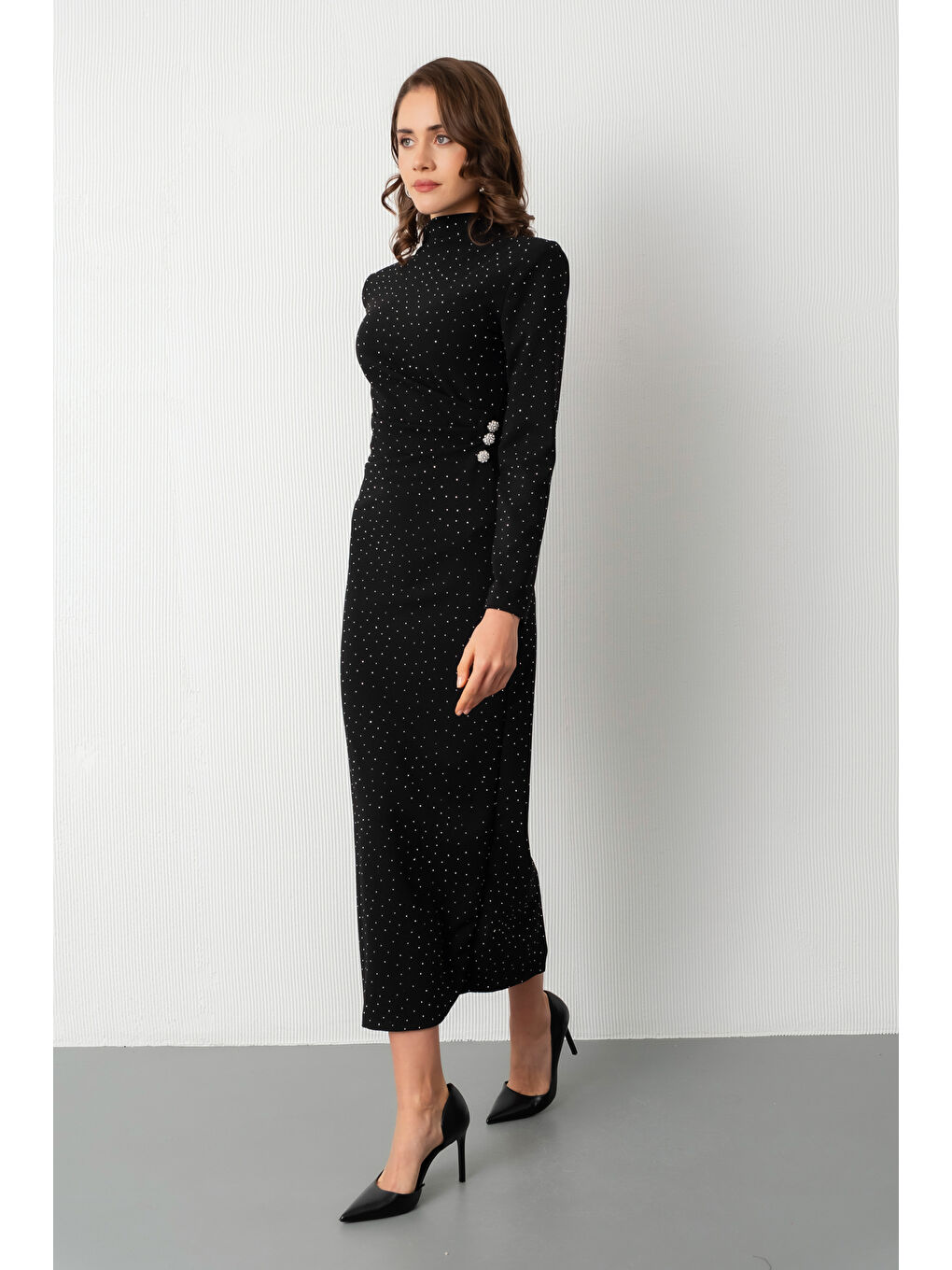 Kadın Siyah Dik Yaka Taş Aksesuar Detay Midi Davet Elbisesi