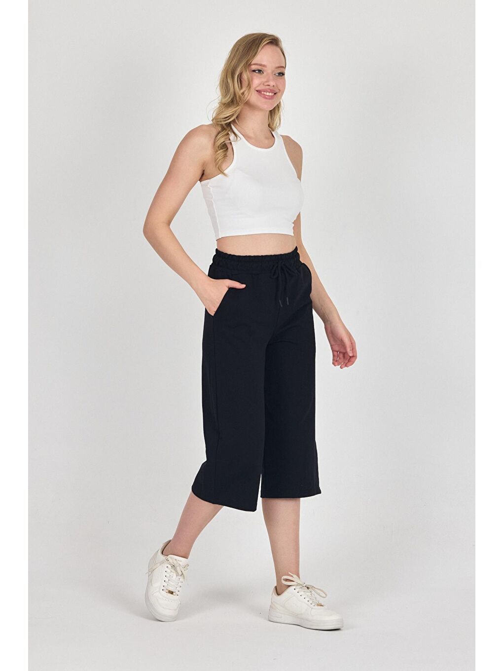Yüksek Bel Cepli Rahat Kesim Mevsimlik Kadın Diz Altı Bermuda Siyah Kapri Şort-2