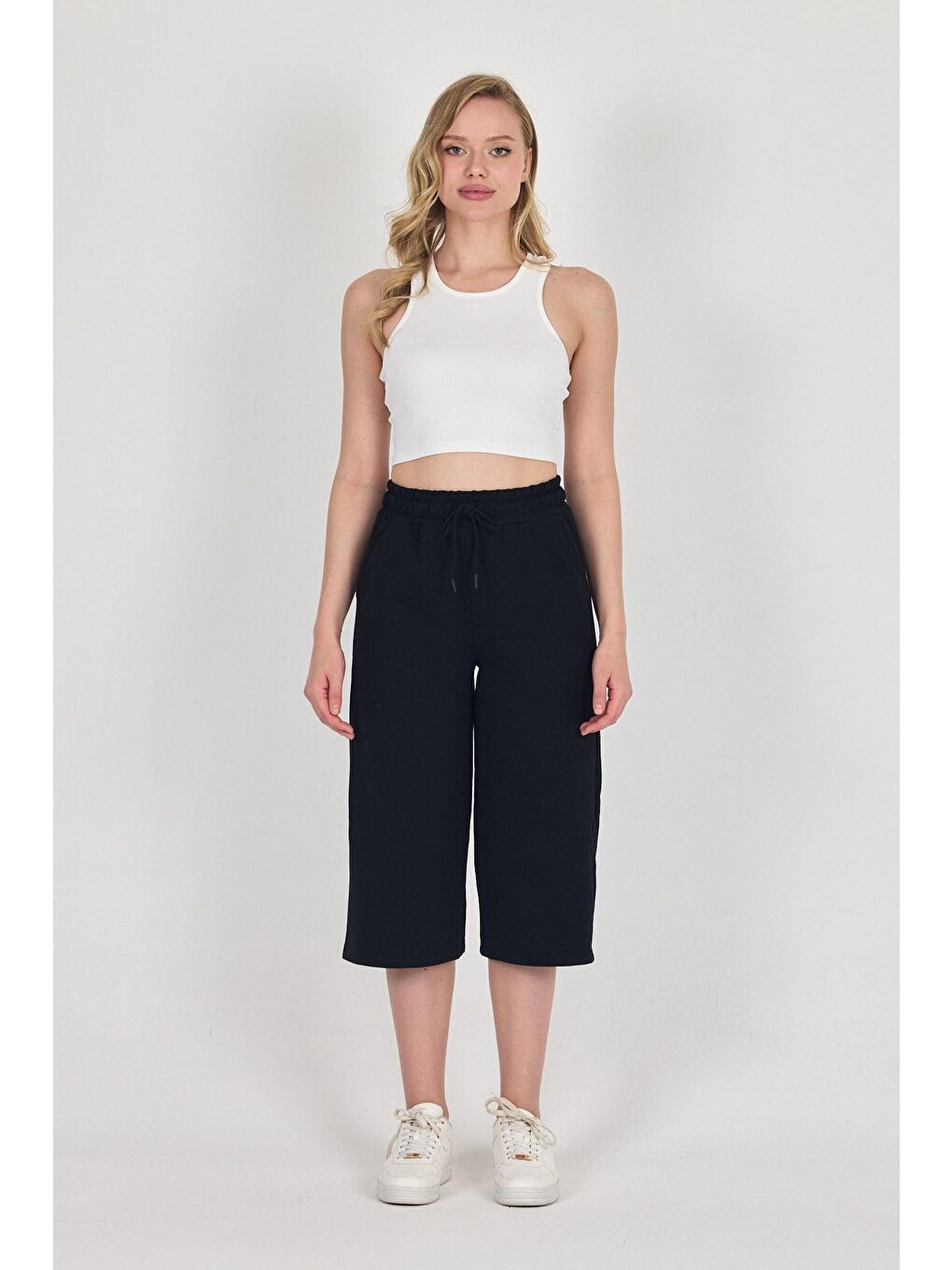 Yüksek Bel Cepli Rahat Kesim Mevsimlik Kadın Diz Altı Bermuda Siyah Kapri Şort-3