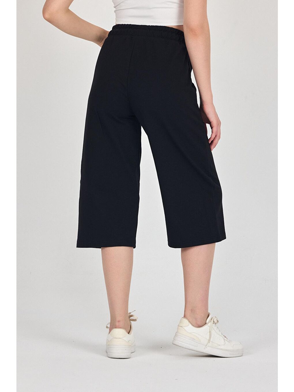 Yüksek Bel Cepli Rahat Kesim Mevsimlik Kadın Diz Altı Bermuda Siyah Kapri Şort-6