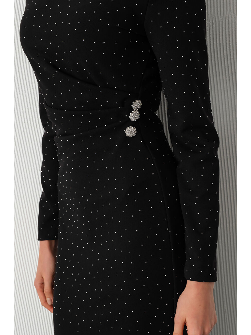 Kadın Siyah Dik Yaka Taş Aksesuar Detay Midi Davet Elbisesi-3