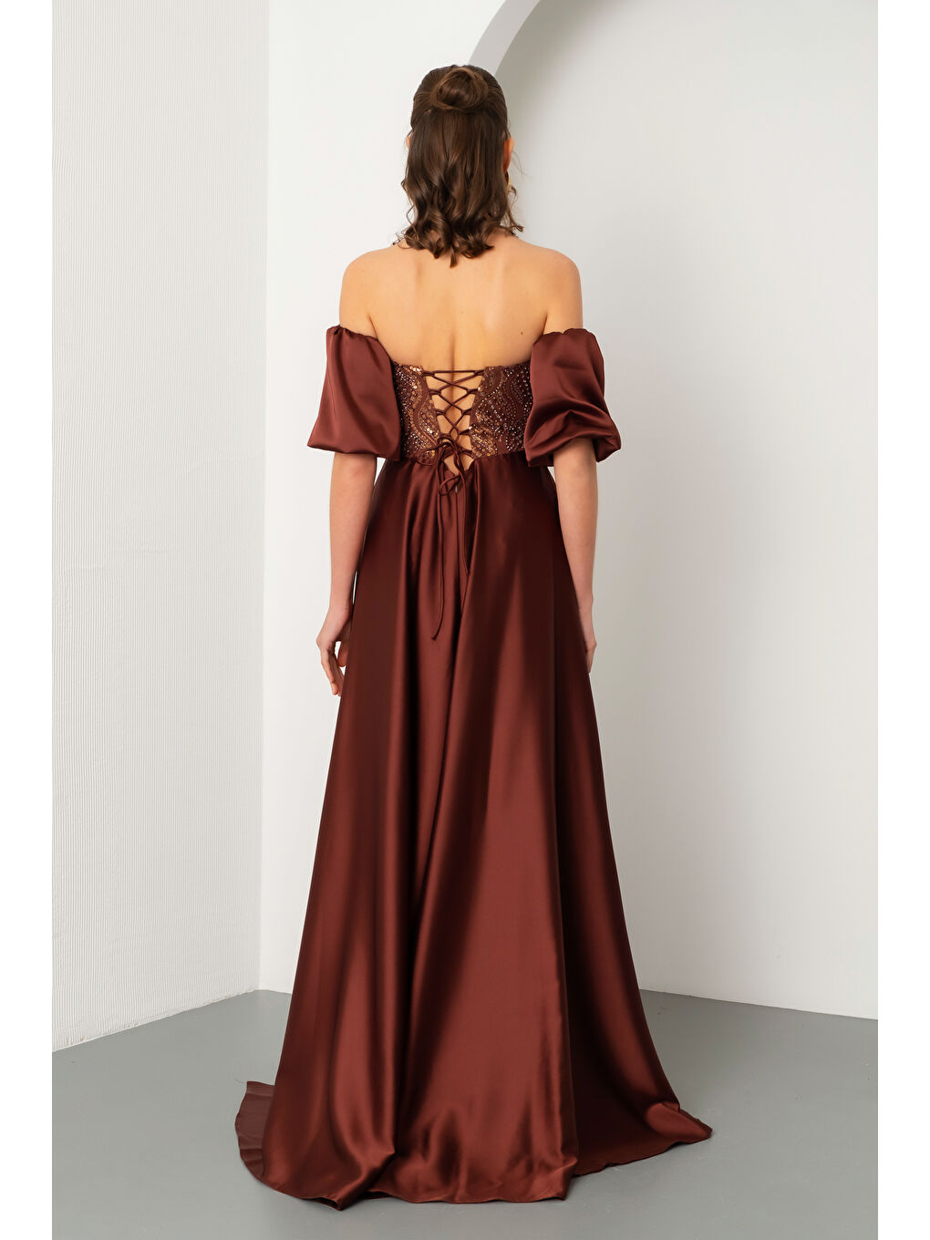 Kadın Kahverengi Straplez Balon Kol Taşlı Uzun Abiye Elbise-5