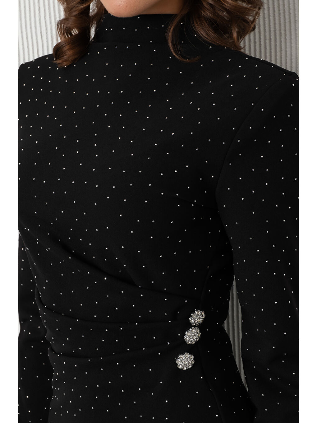 Kadın Siyah Dik Yaka Taş Aksesuar Detay Midi Davet Elbisesi-4