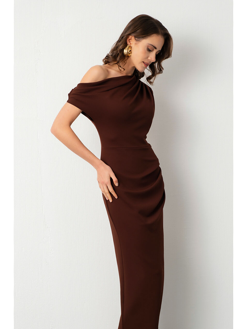 Kadın Kahverengi Omuz Dekolteli Midi Davet Elbisesi-2