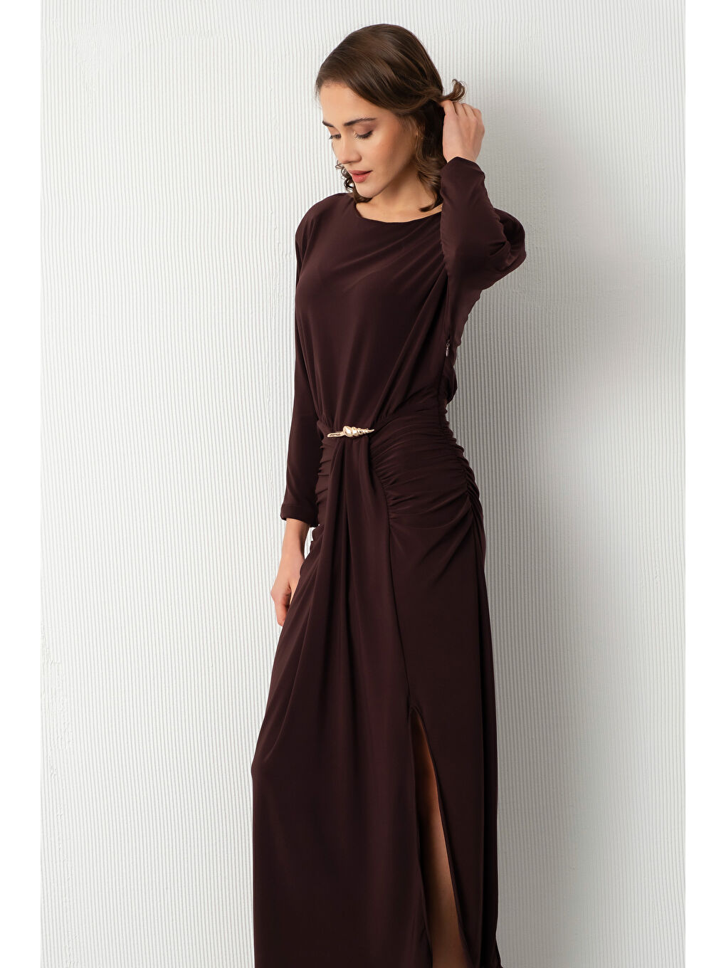 Kadın Kahverengi Bisiklet Yaka Aksesuar Detay Yırtmaçlı Midi Davet Elbisesi-1