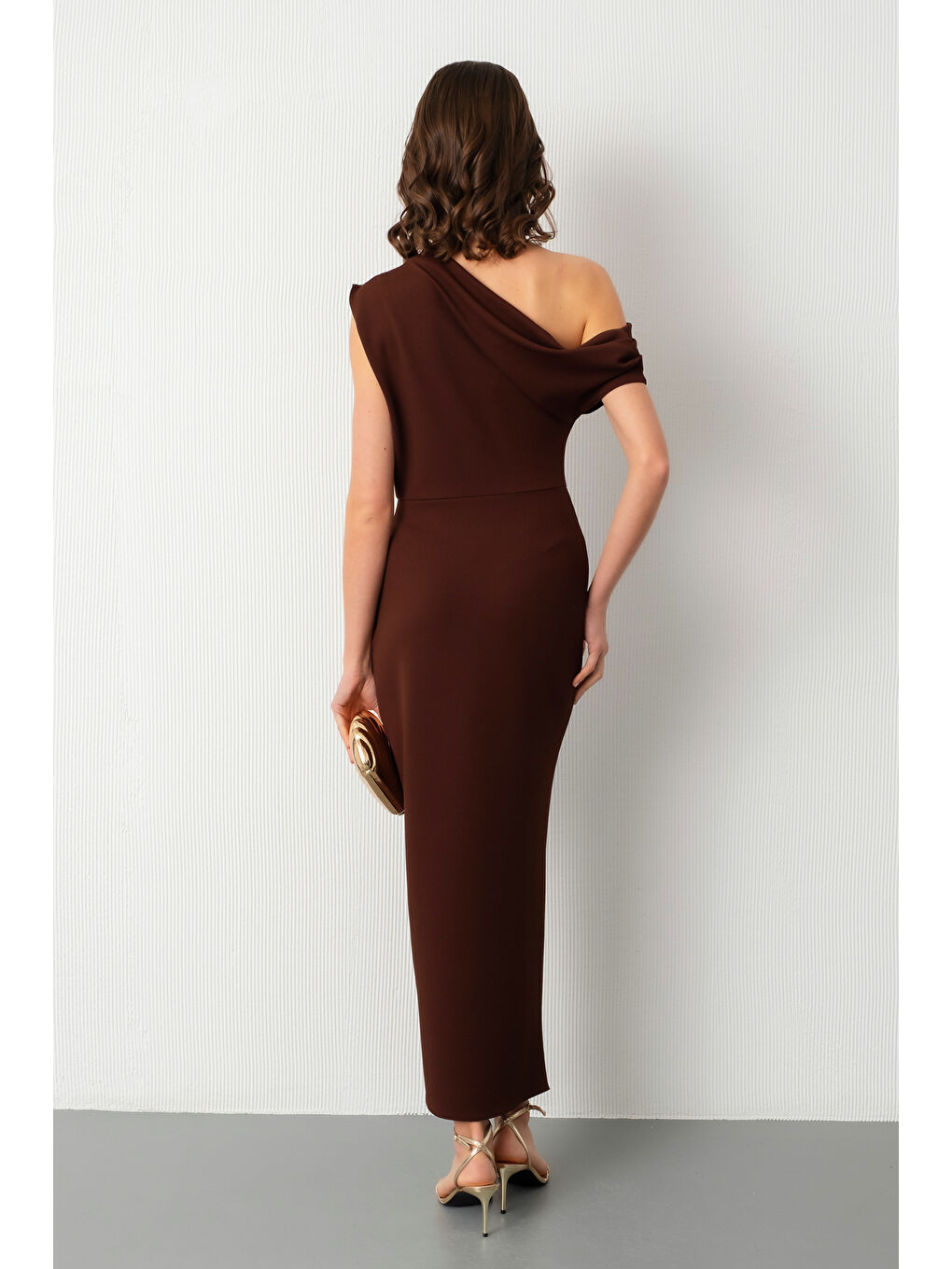 Kadın Kahverengi Omuz Dekolteli Midi Davet Elbisesi-5
