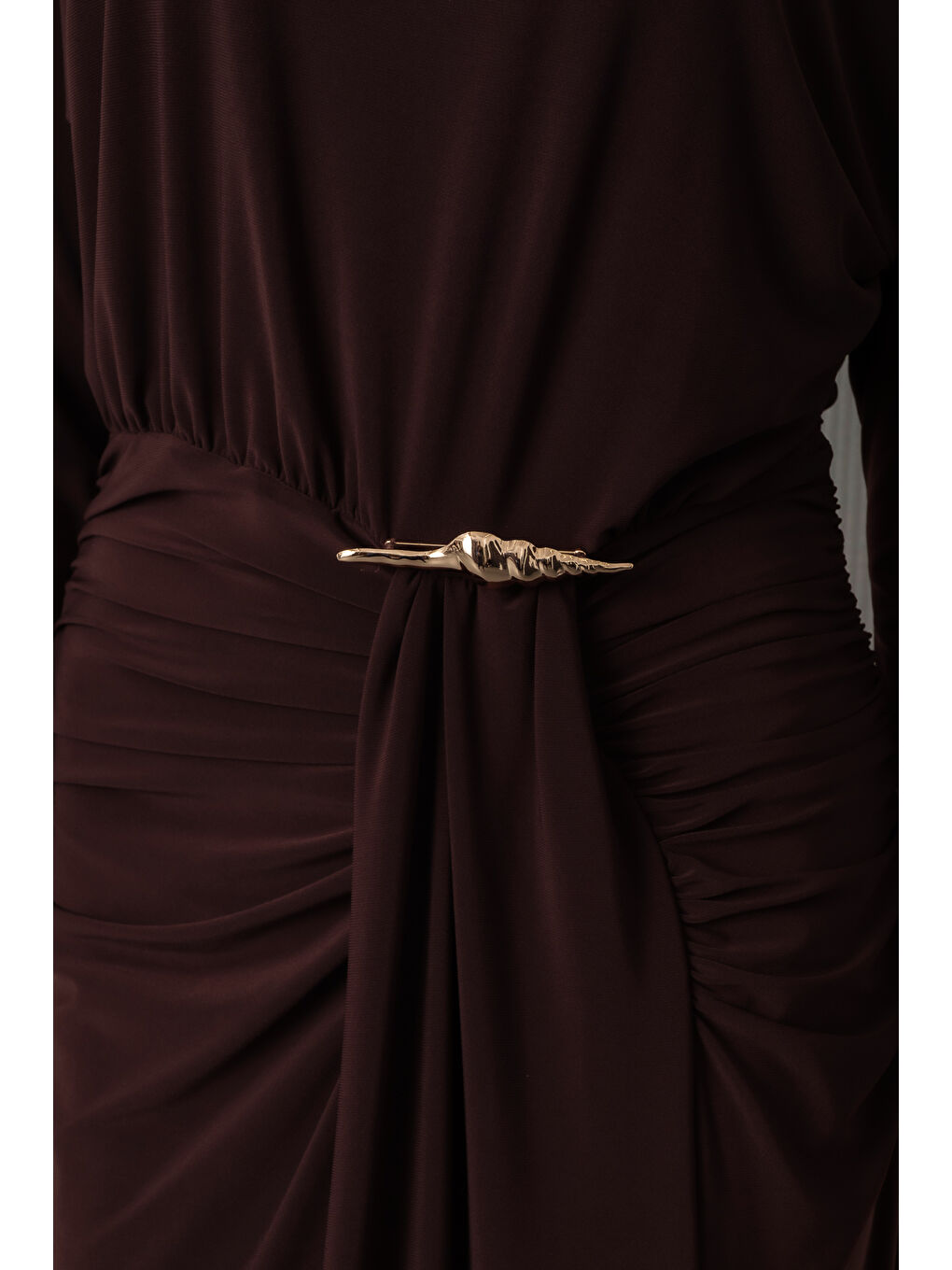 Kadın Kahverengi Bisiklet Yaka Aksesuar Detay Yırtmaçlı Midi Davet Elbisesi-3