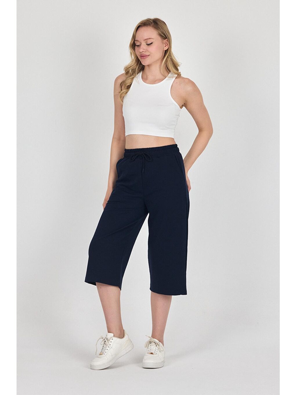 Yüksek Bel Cepli Rahat Kesim Mevsimlik Kadın Diz Altı Bermuda Lacivert Kapri Şort-2