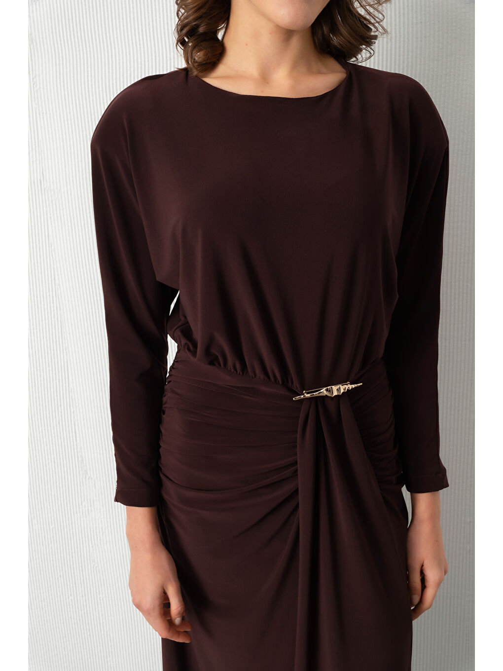 Kadın Kahverengi Bisiklet Yaka Aksesuar Detay Yırtmaçlı Midi Davet Elbisesi-4