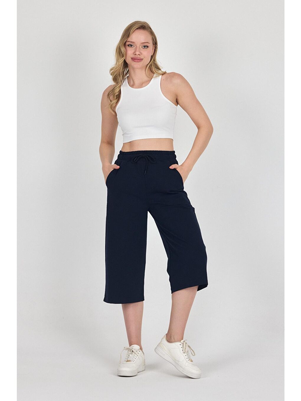 Yüksek Bel Cepli Rahat Kesim Mevsimlik Kadın Diz Altı Bermuda Lacivert Kapri Şort-3