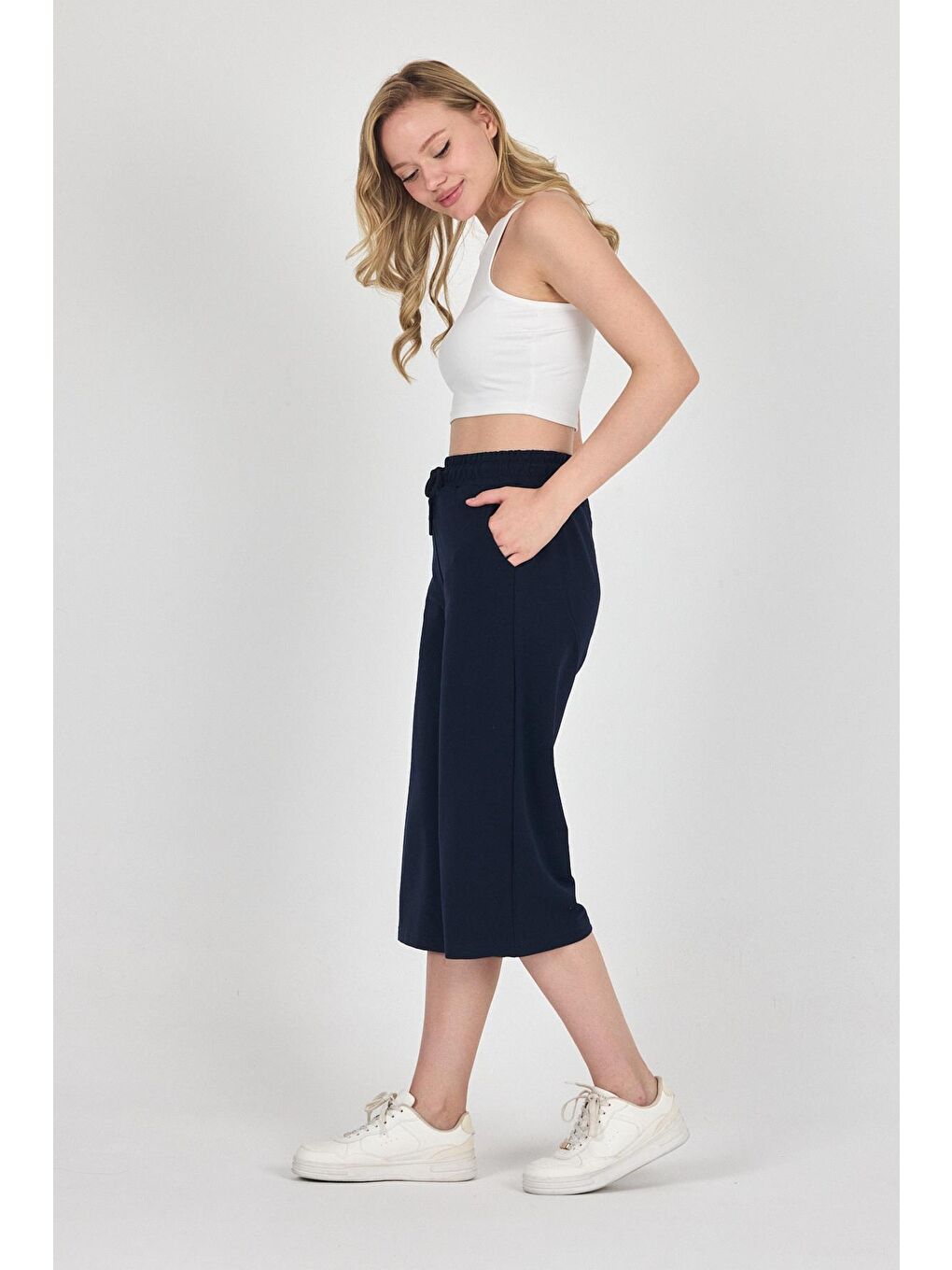Yüksek Bel Cepli Rahat Kesim Mevsimlik Kadın Diz Altı Bermuda Lacivert Kapri Şort-4