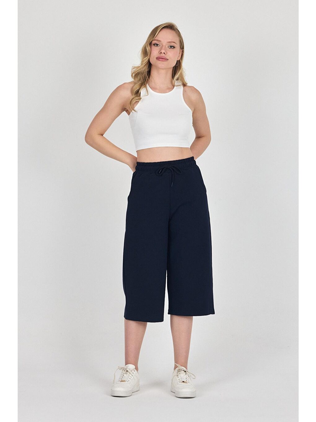 Yüksek Bel Cepli Rahat Kesim Mevsimlik Kadın Diz Altı Bermuda Lacivert Kapri Şort-6