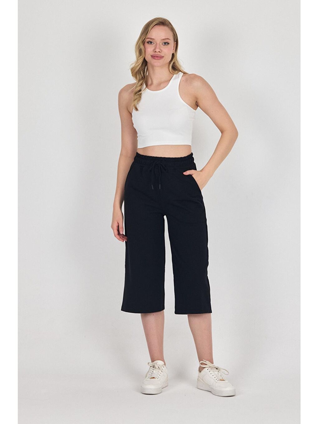 Yüksek Bel Cepli Rahat Kesim Mevsimlik Kadın Diz Altı 3'lü Bermuda Siyah-Lacivert-Antrasit Kapri Şor-1