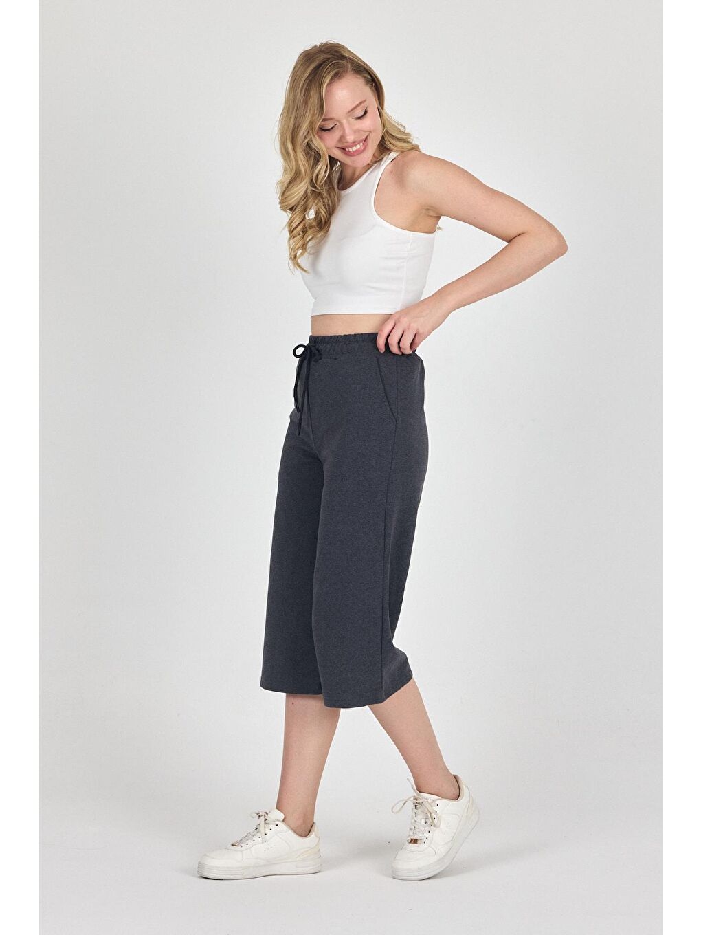 Yüksek Bel Cepli Rahat Kesim Mevsimlik Kadın Diz Altı 3'lü Bermuda Siyah-Lacivert-Antrasit Kapri Şor-3