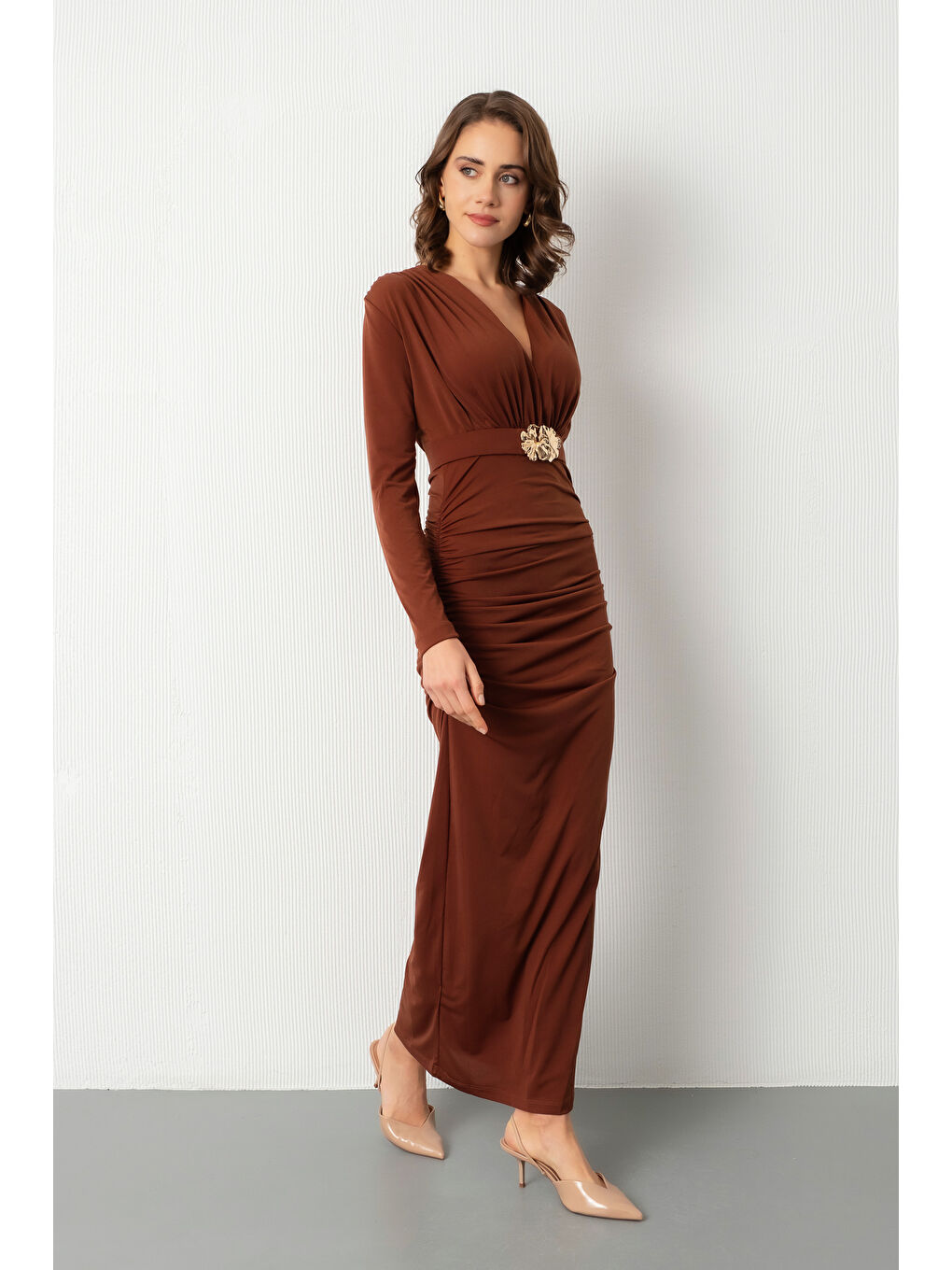 Kadın Kahverengi Kemerli Büzgü Detay Midi Davet Elbisesi