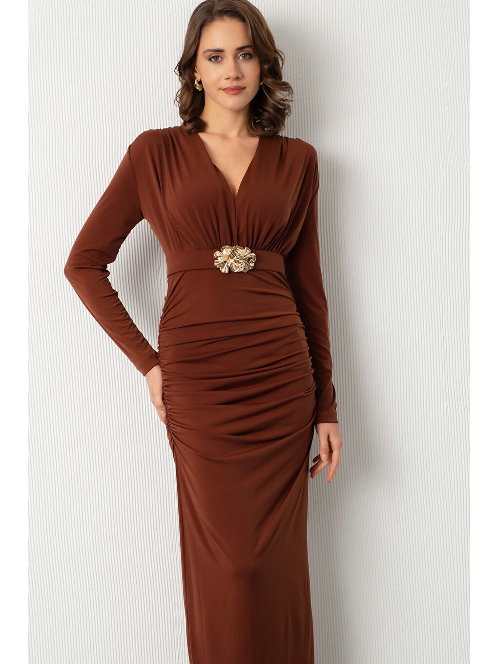 Kadın Kahverengi Kemerli Büzgü Detay Midi Davet Elbisesi-2